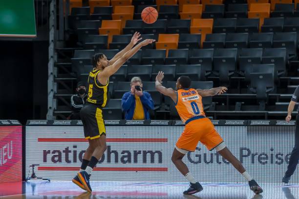 凭借坚固的 凭借坚固的